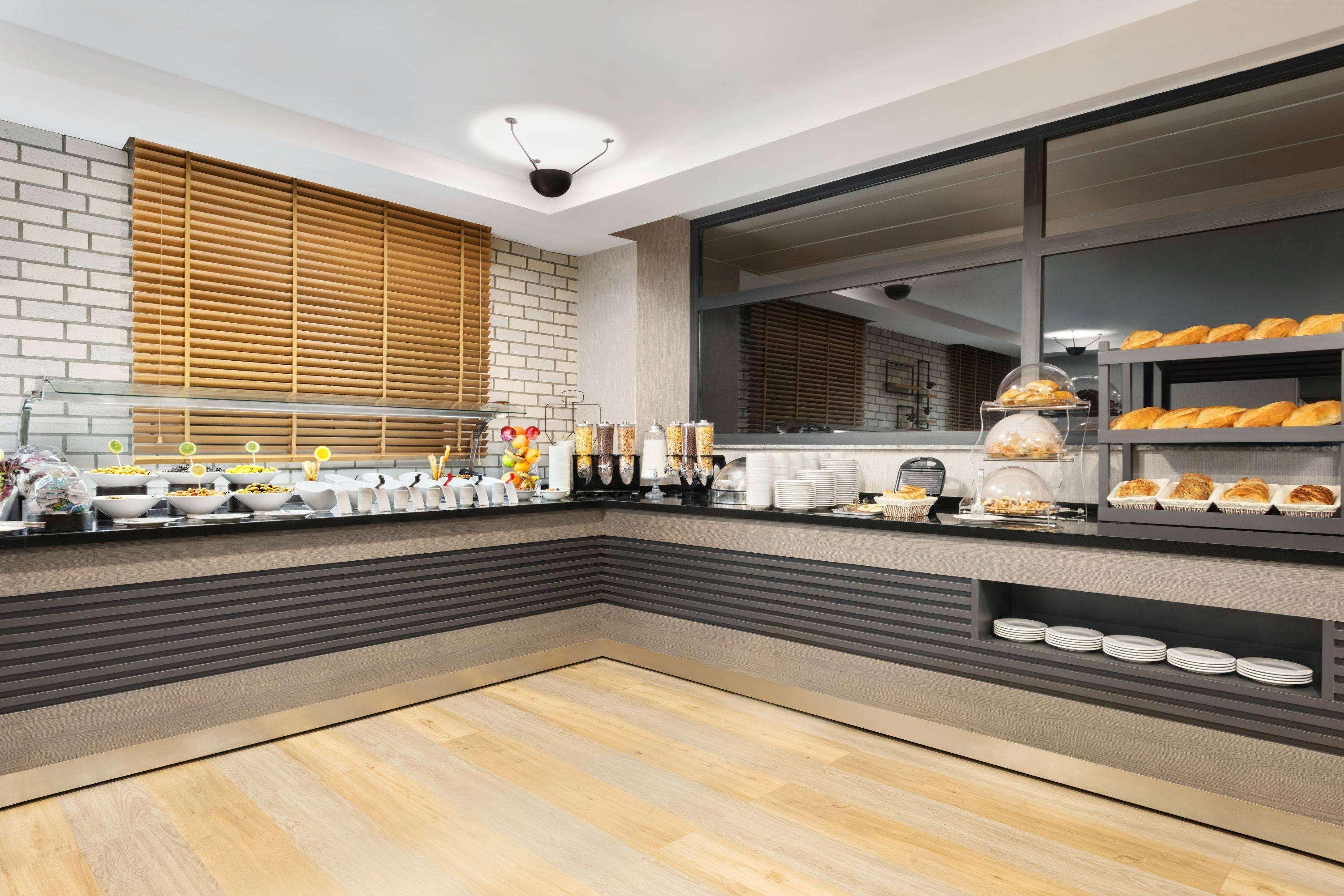Ramada By Wyndham Tire Hotel Buitenkant foto