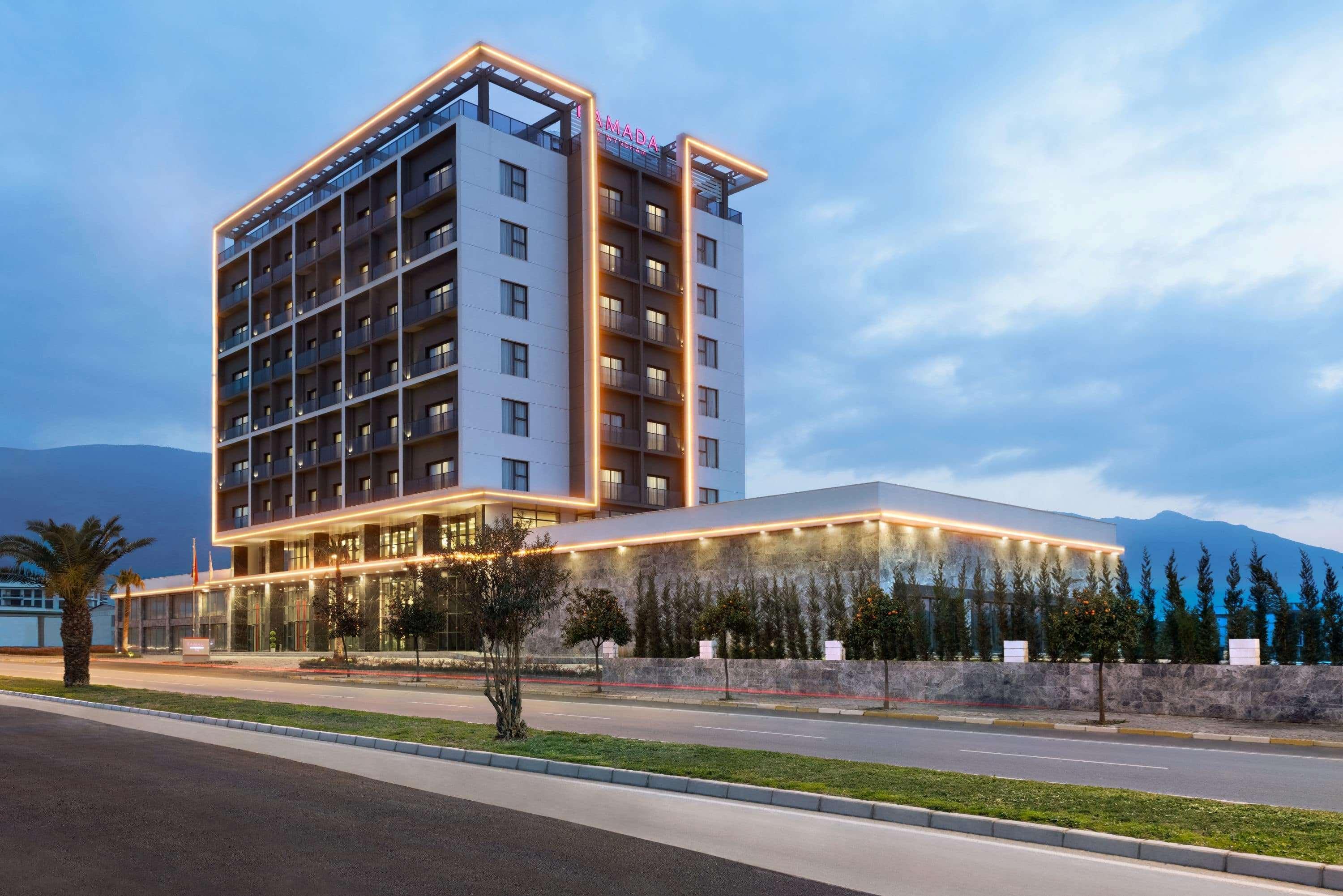 Ramada By Wyndham Tire Hotel Buitenkant foto