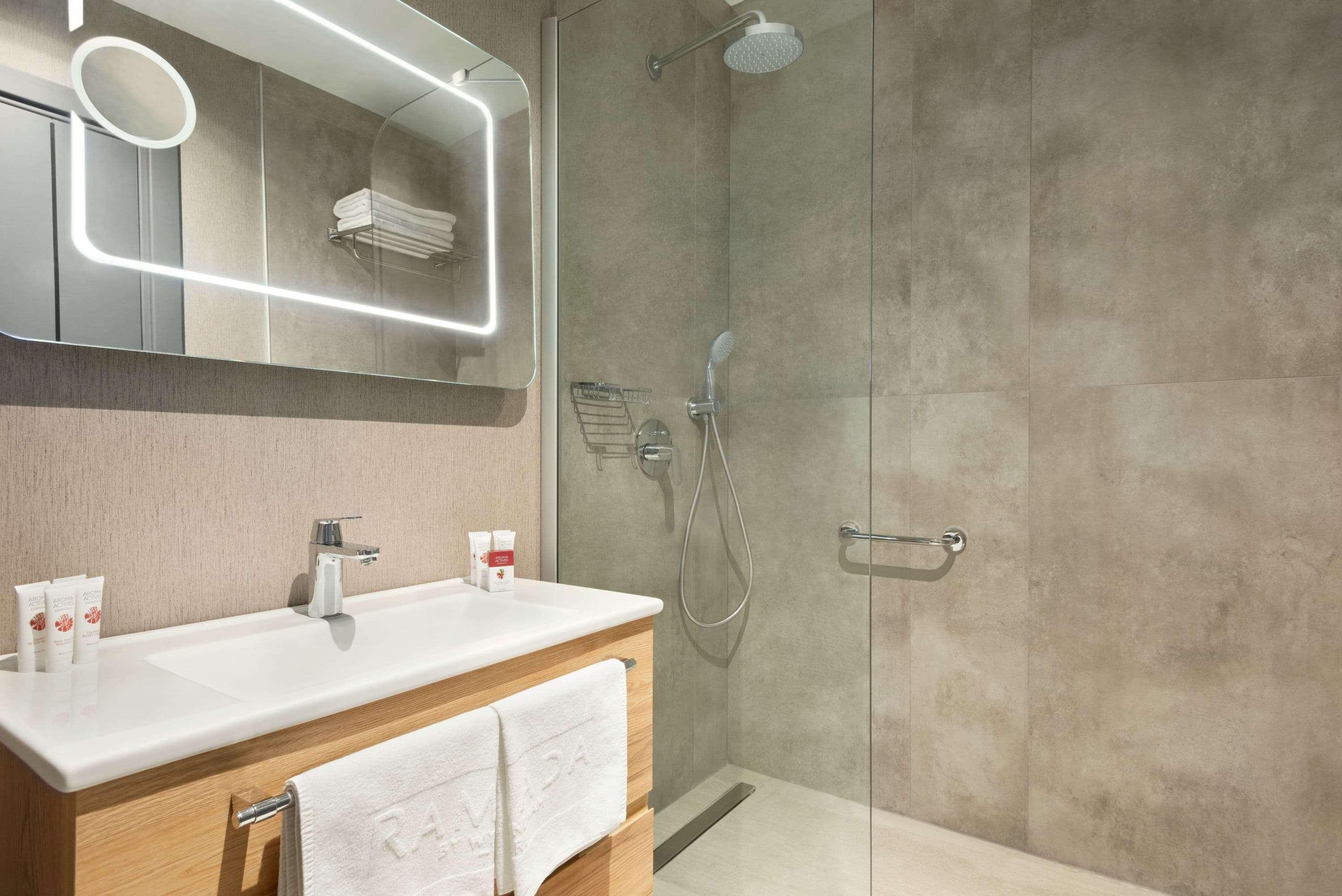 Ramada By Wyndham Tire Hotel Buitenkant foto