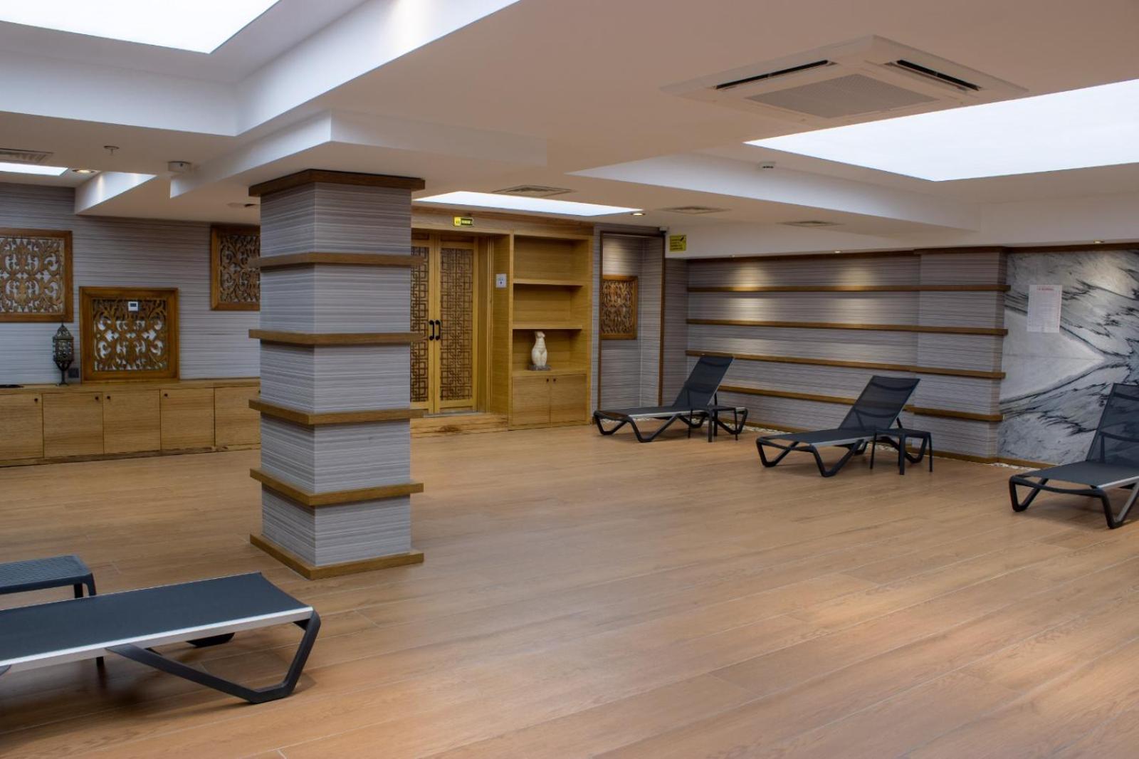 Ramada By Wyndham Tire Hotel Buitenkant foto