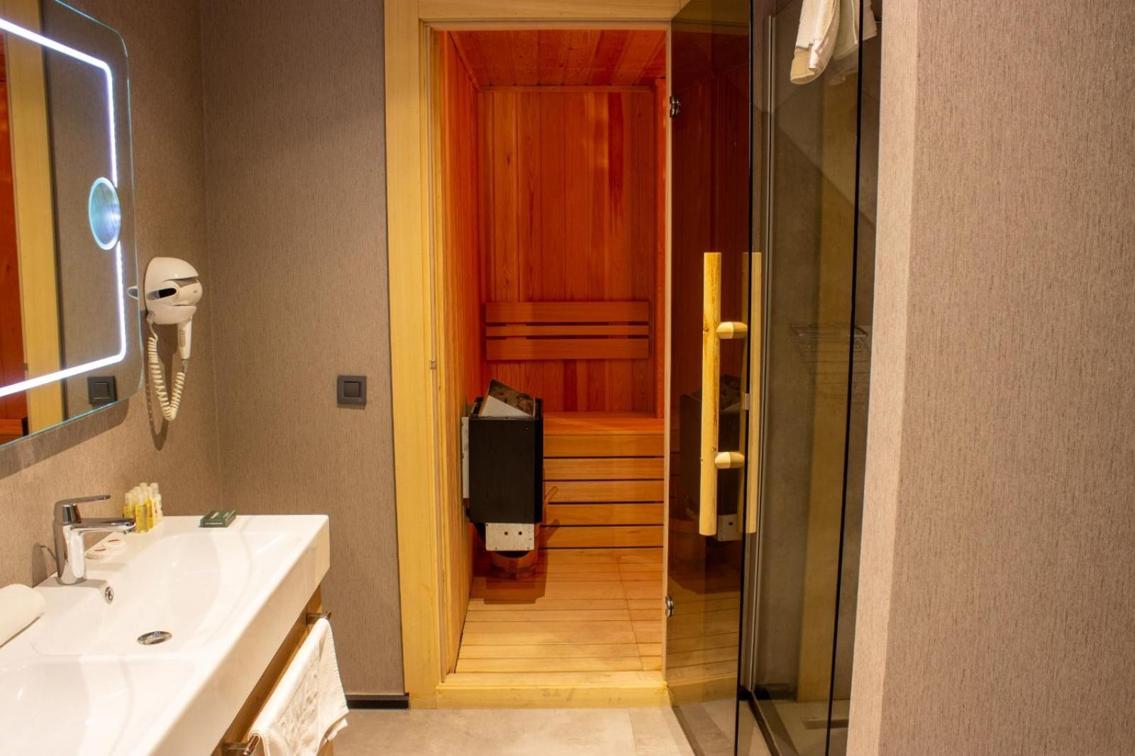 Ramada By Wyndham Tire Hotel Buitenkant foto