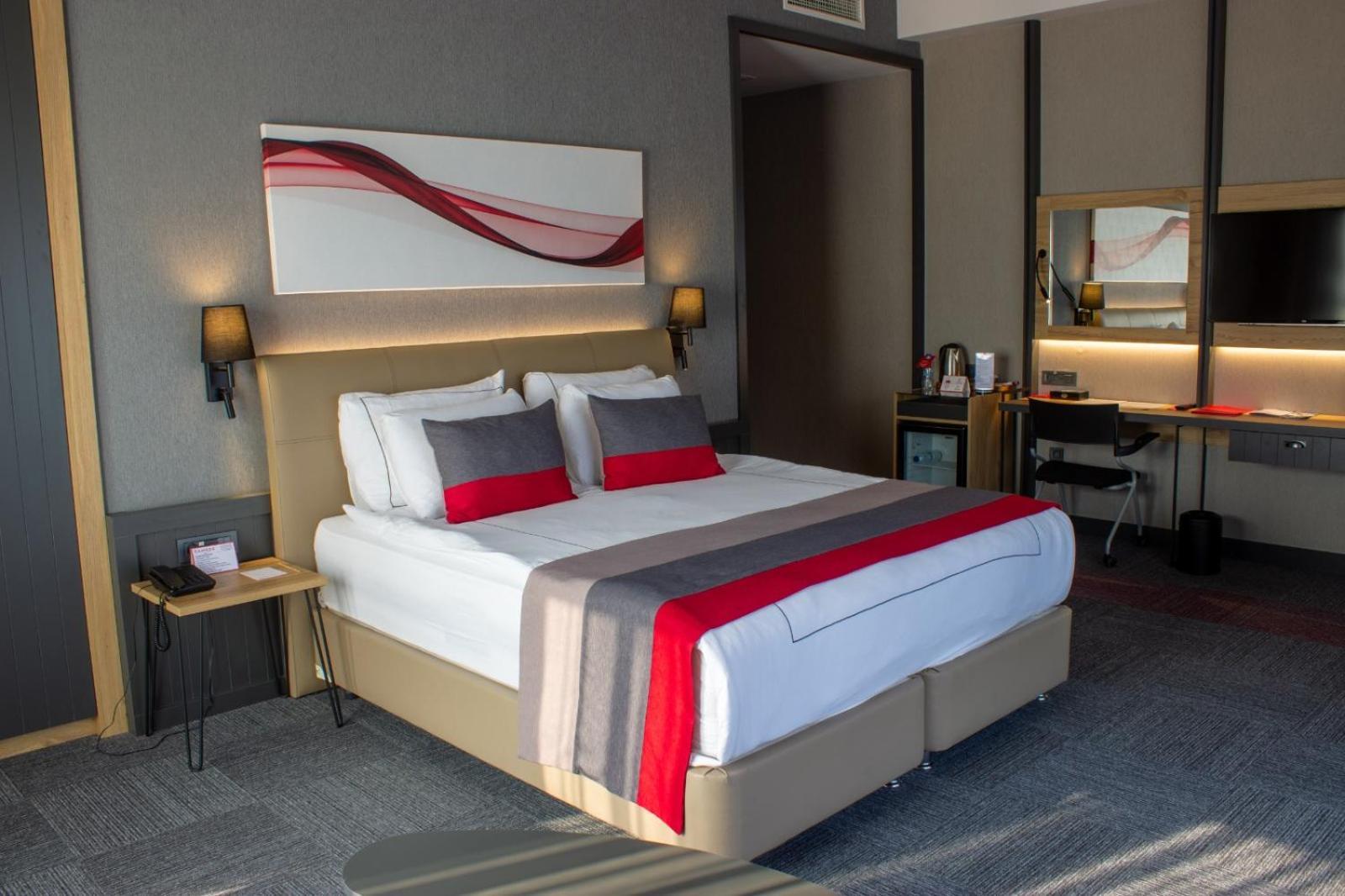 Ramada By Wyndham Tire Hotel Buitenkant foto