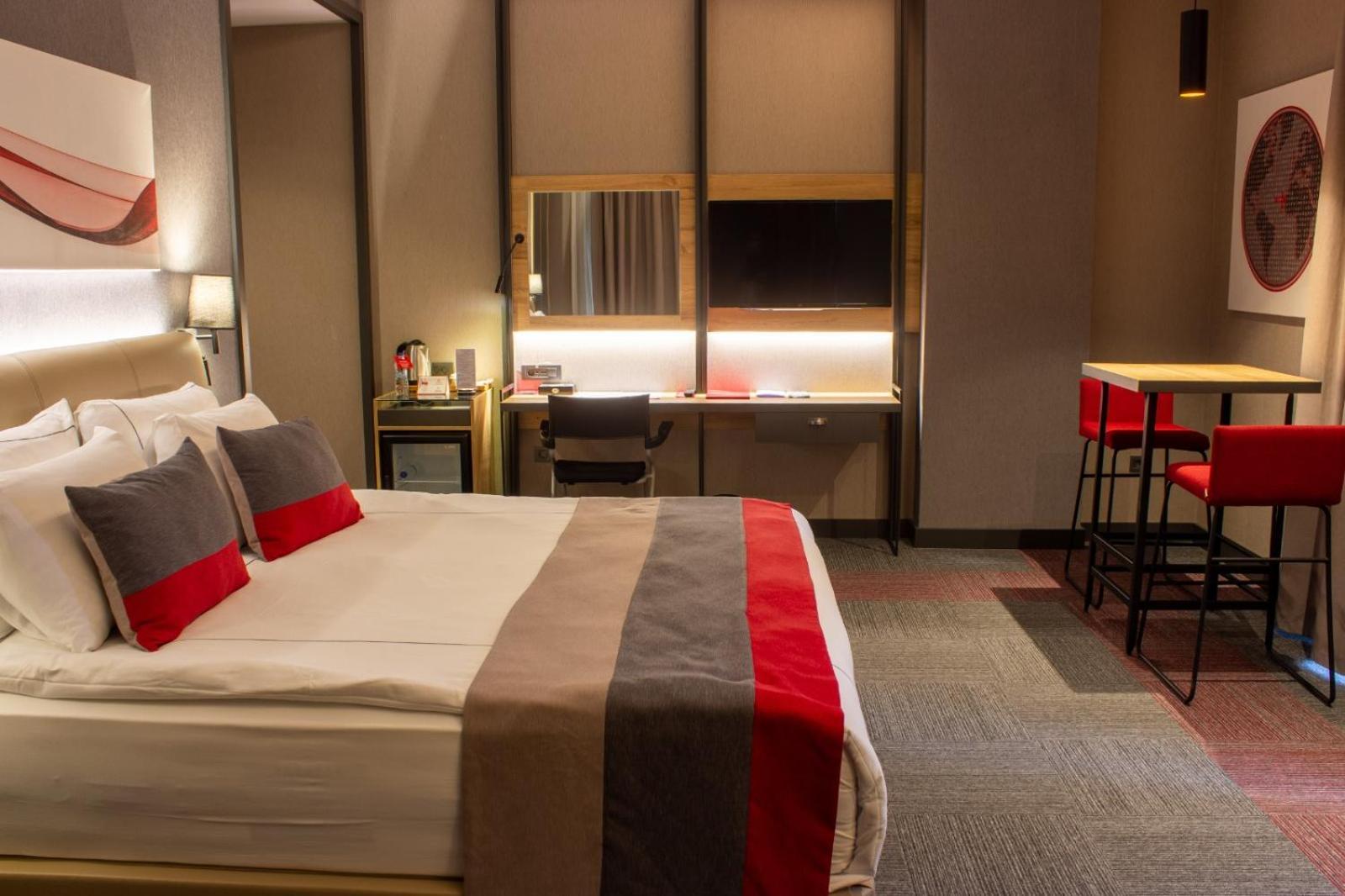 Ramada By Wyndham Tire Hotel Buitenkant foto