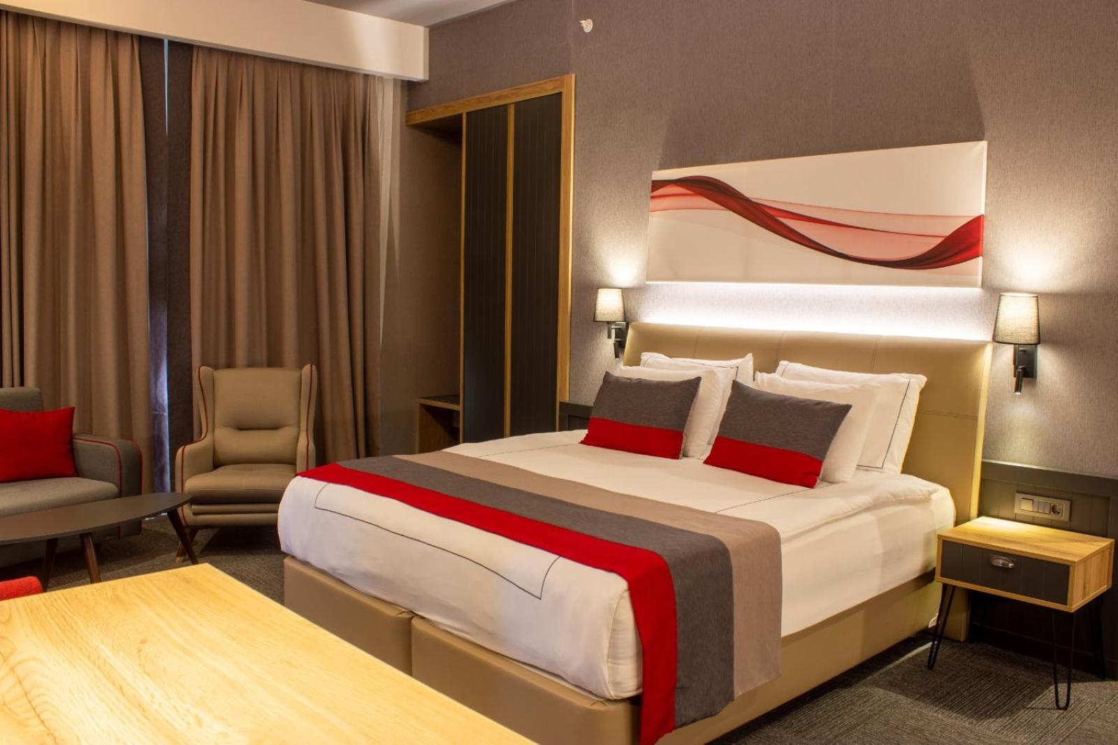 Ramada By Wyndham Tire Hotel Buitenkant foto
