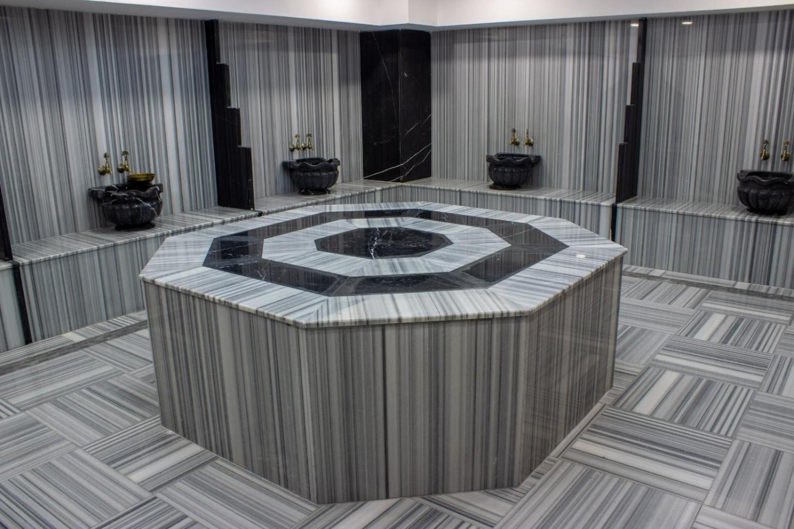 Ramada By Wyndham Tire Hotel Buitenkant foto