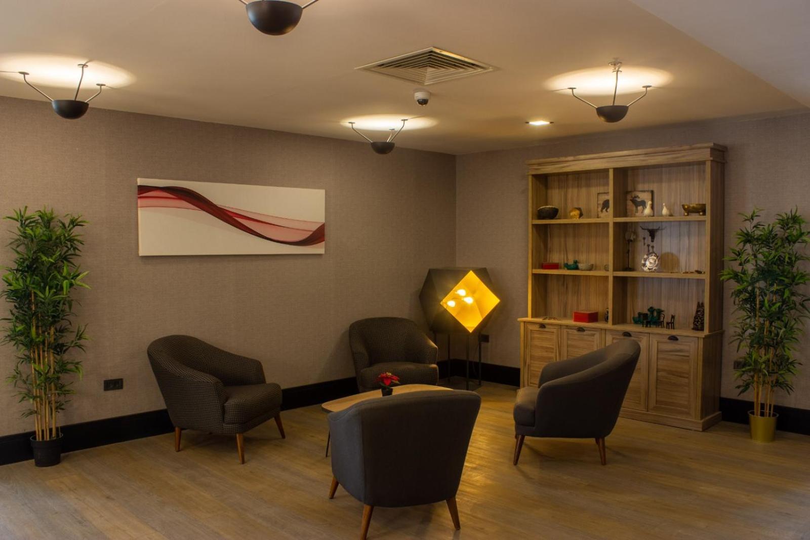 Ramada By Wyndham Tire Hotel Buitenkant foto
