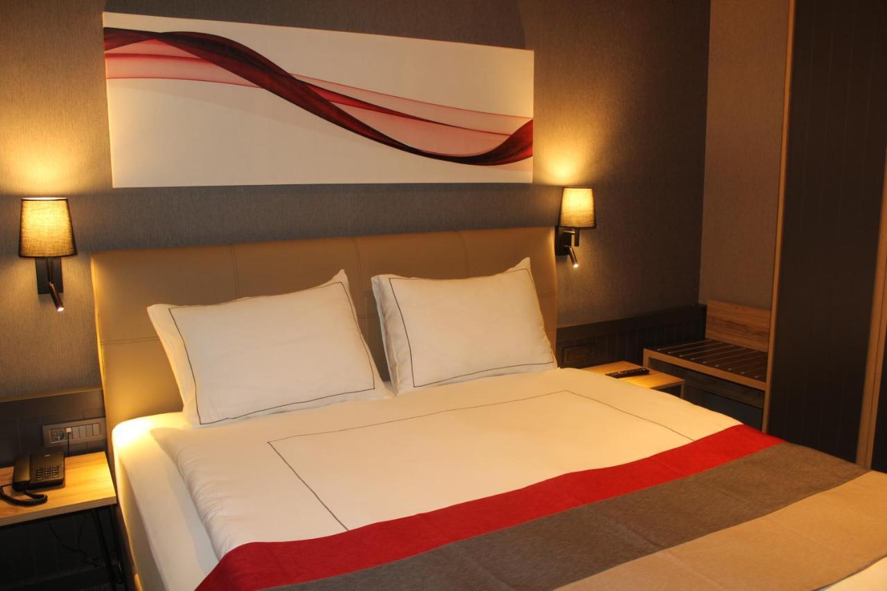 Ramada By Wyndham Tire Hotel Buitenkant foto