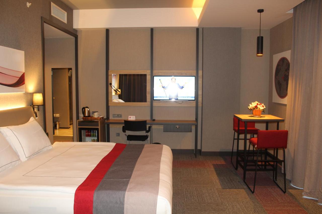 Ramada By Wyndham Tire Hotel Buitenkant foto