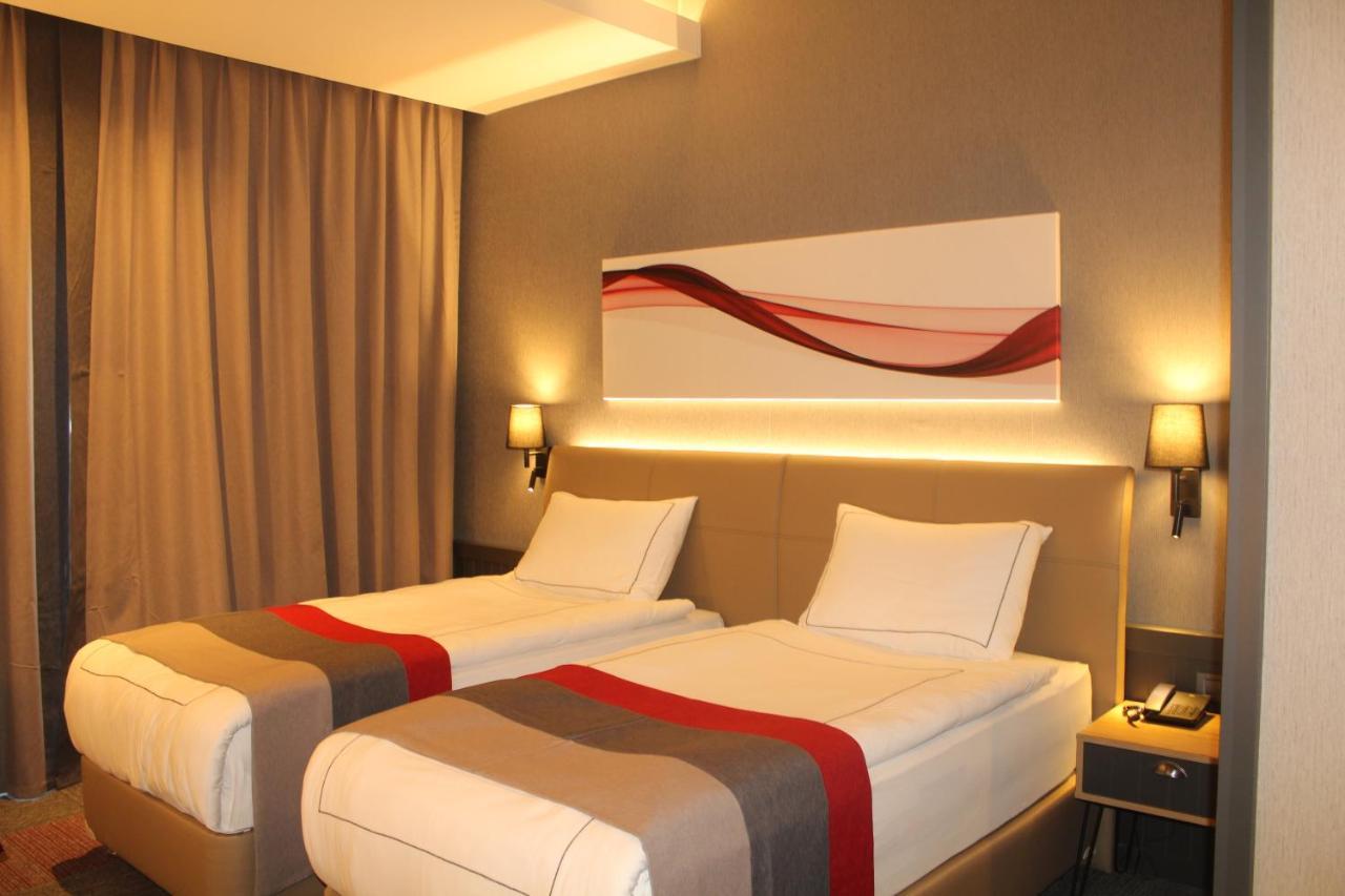 Ramada By Wyndham Tire Hotel Buitenkant foto