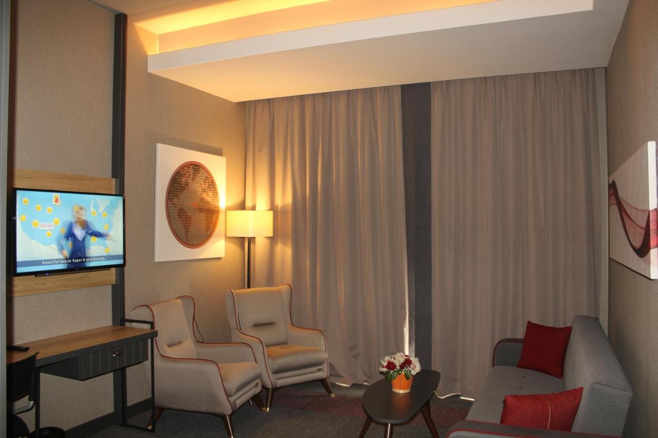 Ramada By Wyndham Tire Hotel Buitenkant foto