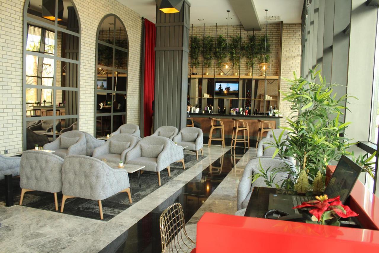 Ramada By Wyndham Tire Hotel Buitenkant foto