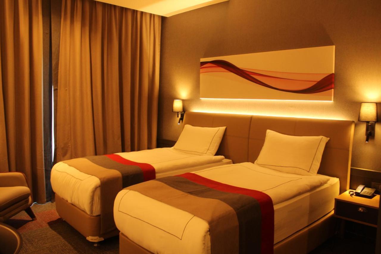Ramada By Wyndham Tire Hotel Buitenkant foto
